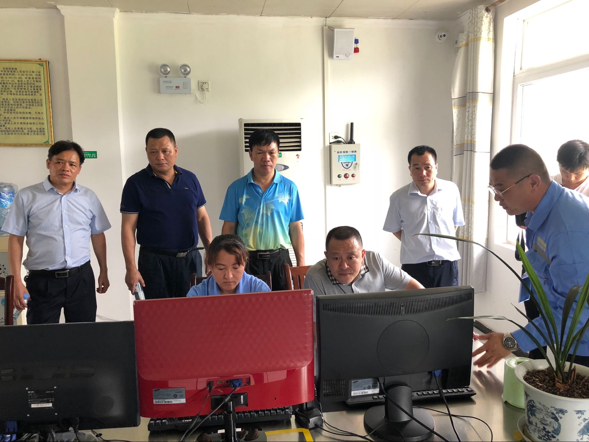 20180619罗城县环保局局长韦文龙 （后排左一）、住建局副局长吴履荣（后排左三）莅临罗城县污水处理厂检查指导工作.jpg