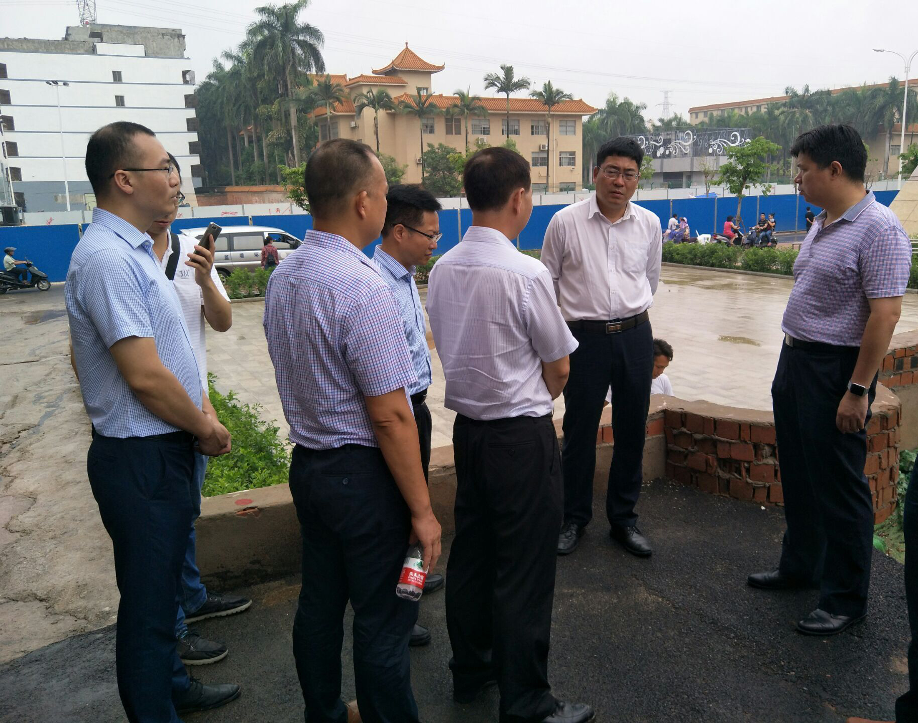 20180611南宁市副市长朱会东（右二）、良庆区区长王川（右一）、广西庆海建设发展有限公司董事长滕秀祥（右四）等领导莅临我司良庆经济开发区污水管网项目检查指导工作.jpg
